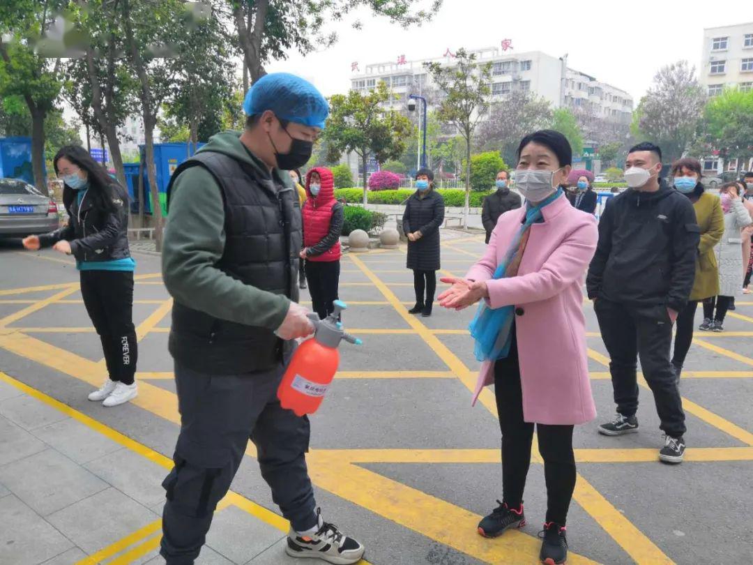 南阳市第十九中学宛城区副区长张明团视导开学前防疫演练工作