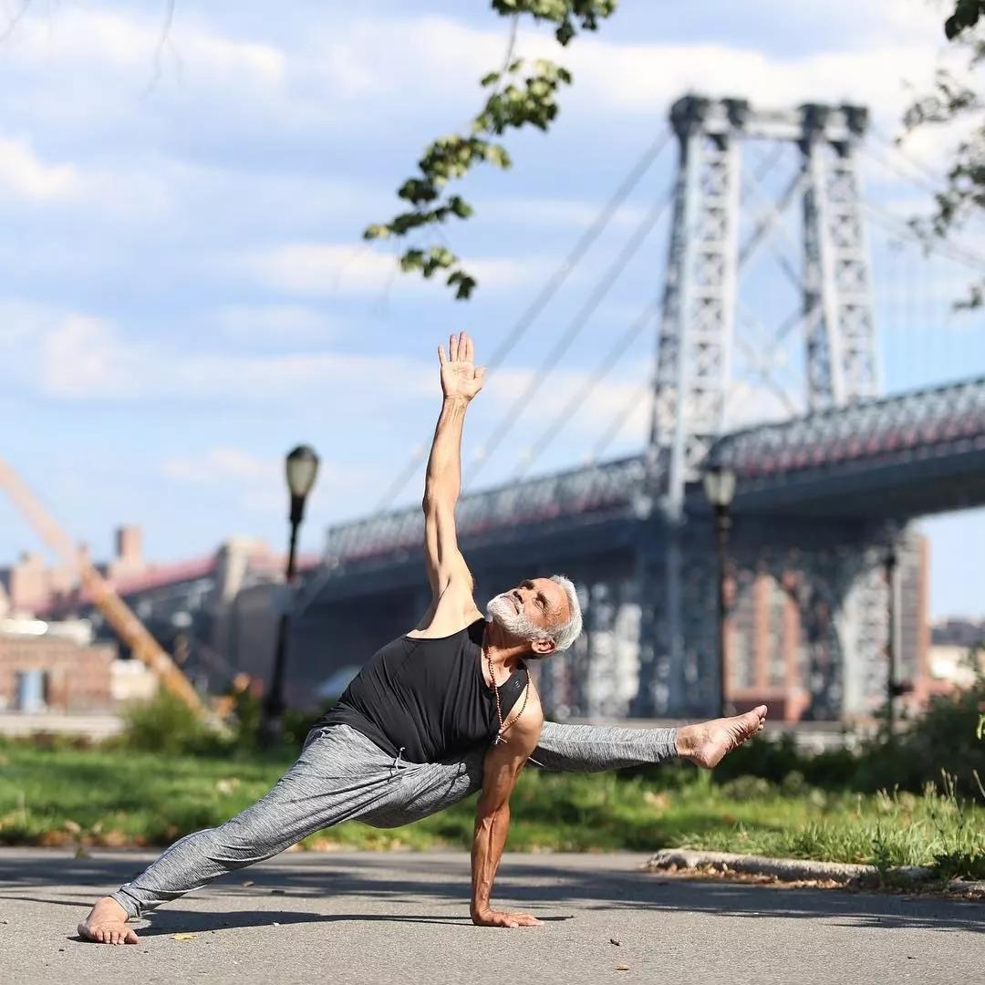 世界瑜伽大师 sri dharma mittra:持续的坚持就是成功的钥匙