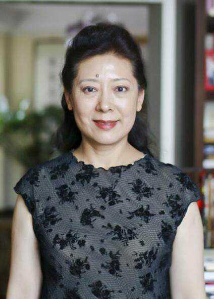 67岁关牧村二婚老公曝光,结婚22年依旧恩爱如初,儿子也很有出息