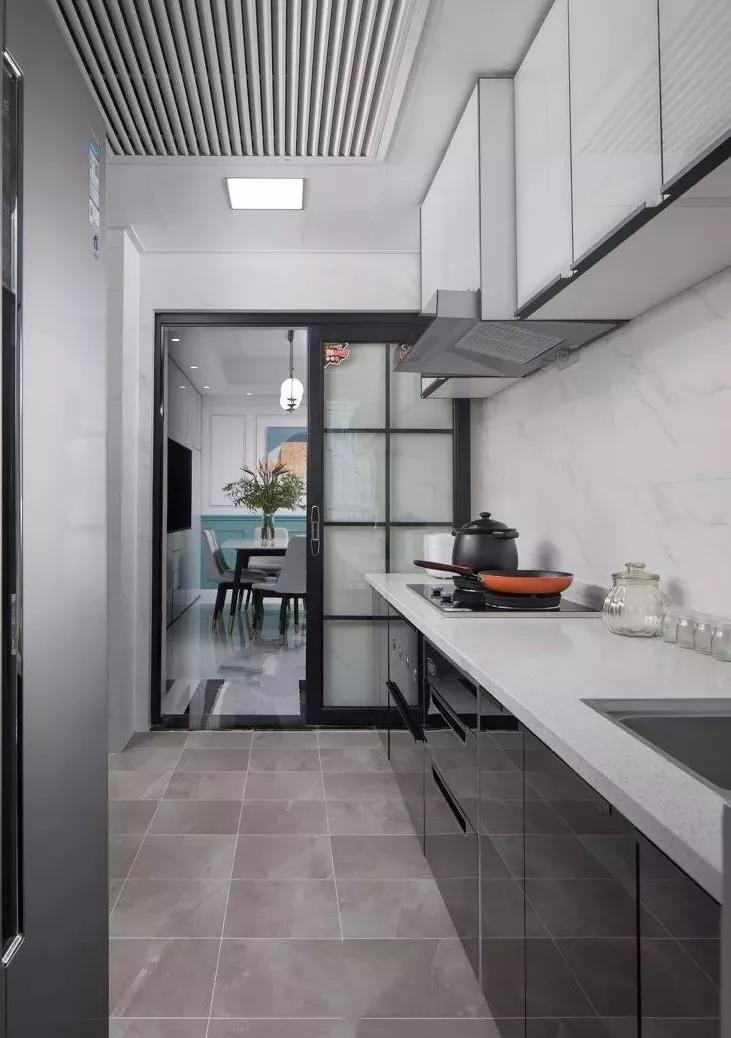 黑色边框的厨房推拉门,在现代装修中是个非常和谐的搭配,比如简约