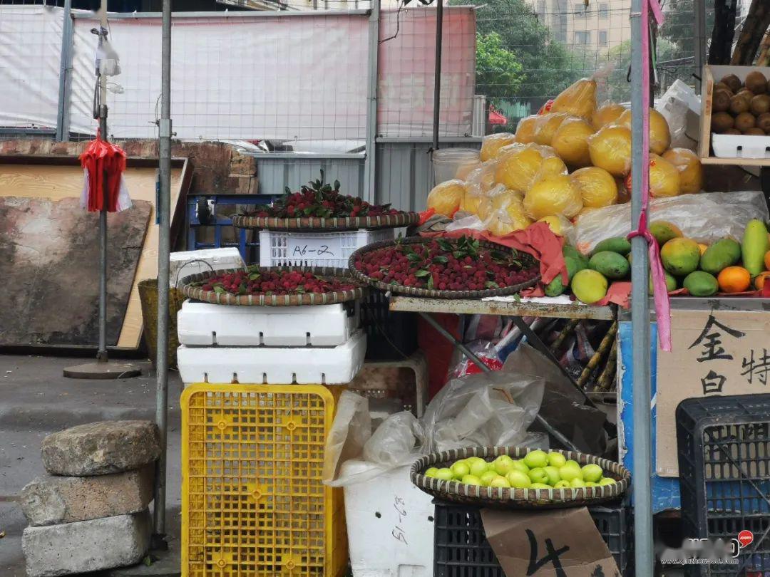 一个月时间钦州水果摊土豪果变成了平民果价格很美丽