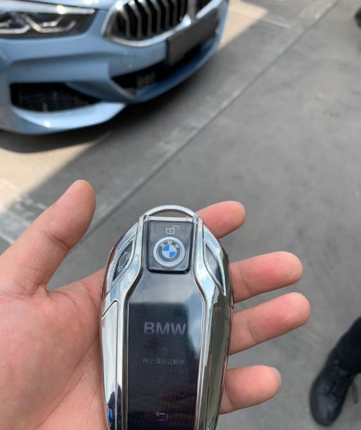 开119万的宝马840i去"农家乐"聚餐,朋友劝酒时他掏出了车钥匙