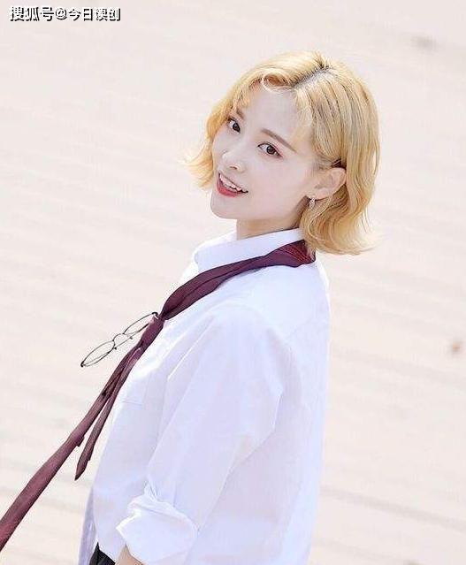 许佳琪穿搭英姿飒爽,见粉丝俏皮挥手甜笑亲和                  近日