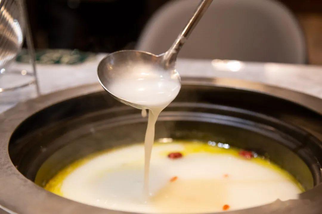 时尚网红火锅,可以喝的米汤火锅现熬米捞,实打实的米浆作为锅底让您