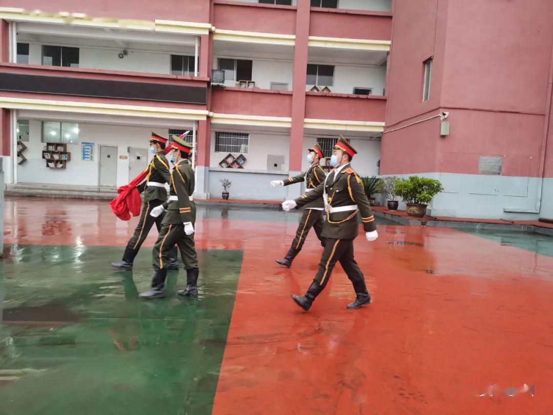 盘州市第九中学教师和学生们在教室立正站直,抬头挺胸,表情庄重严肃