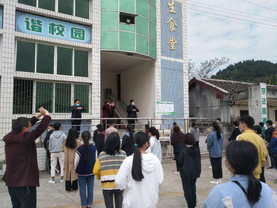 老师教同学们"七步洗手法"午餐时间晚自习时间东坝中学师生有序进校测