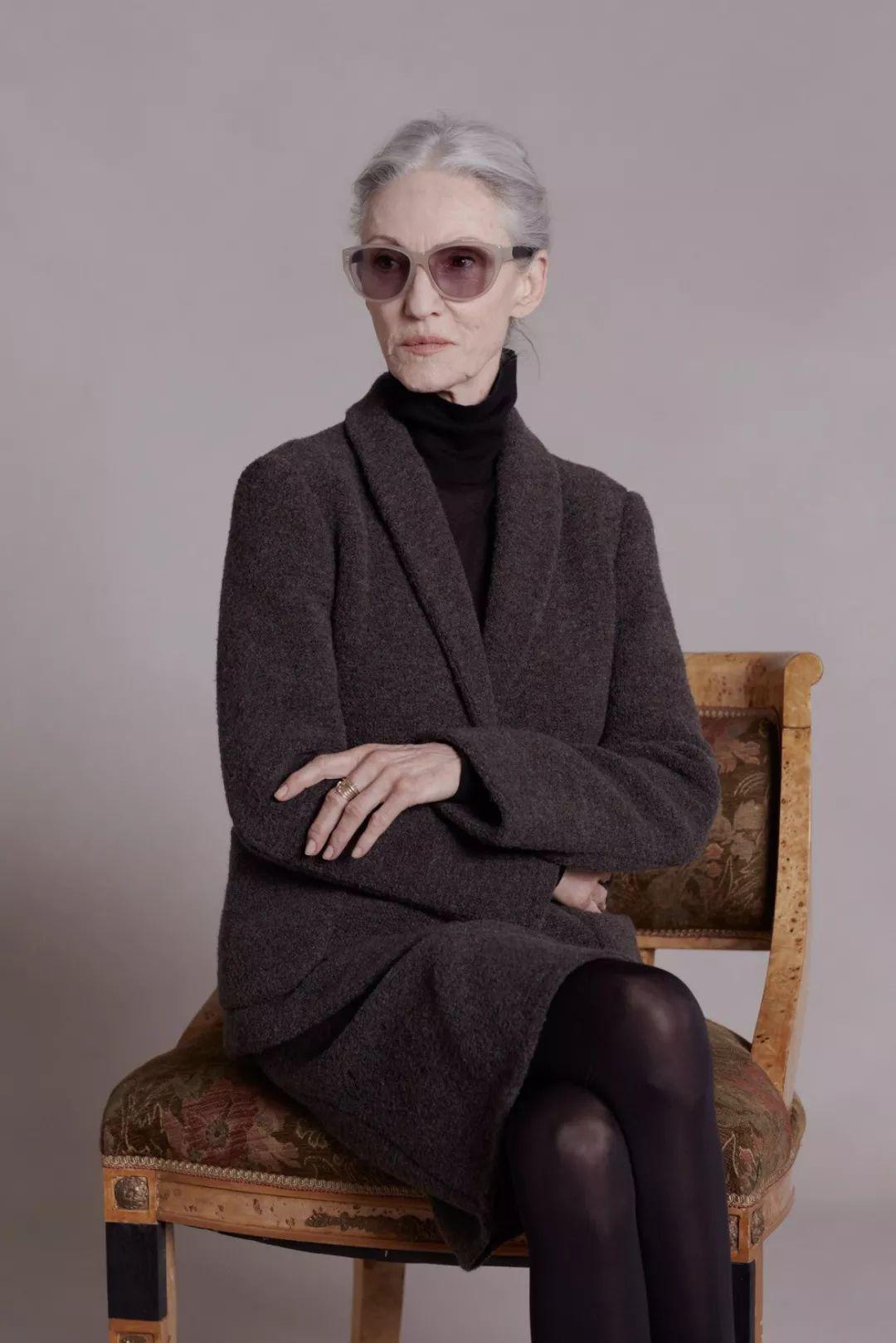 65岁奶奶模特穿出18岁的优雅,她用高级到极致的性冷淡设计证明:时尚