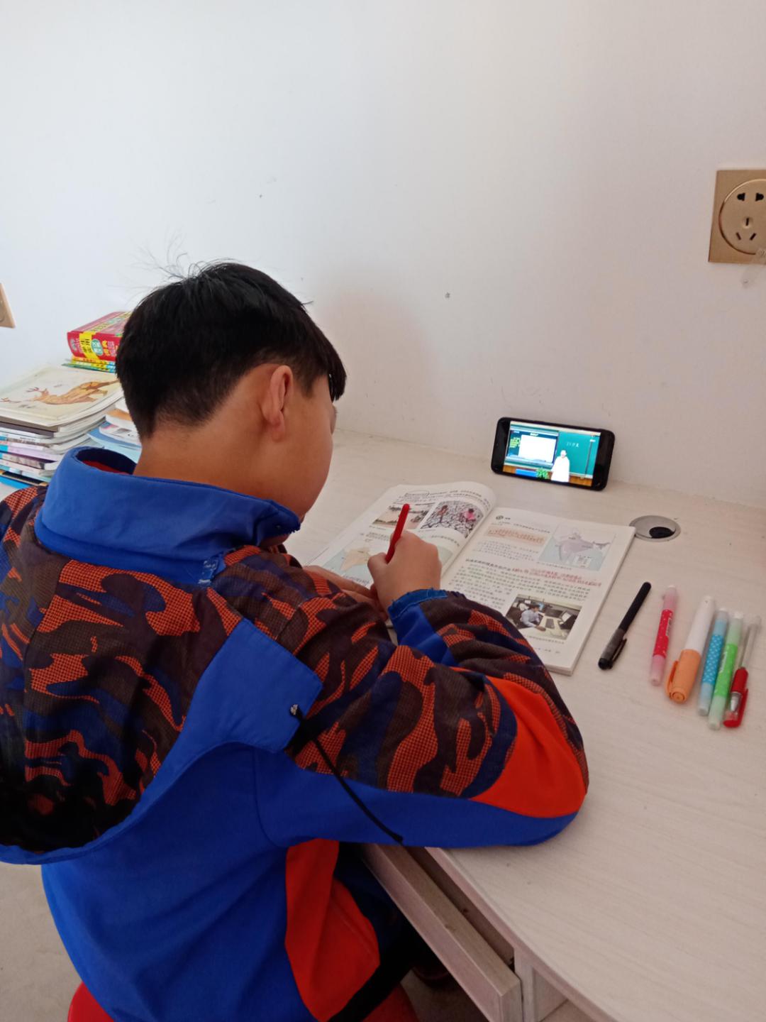 学生故事网课是公平的只有最努力最认真的人才能取得胜利