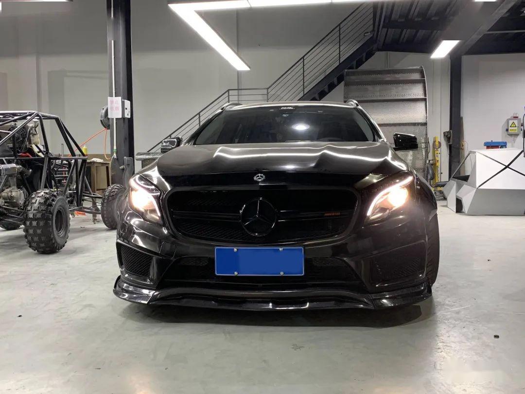 独一无二的黑武士奔驰 gla,光看车头你们错认成 a 级了吗?