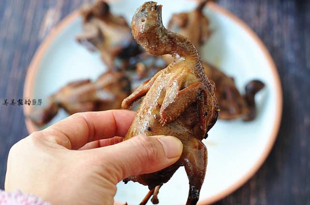 八角两个 桂皮半根 香叶几片辅料 蜂蜜适量 生抽少许做法:鹌鹑去除