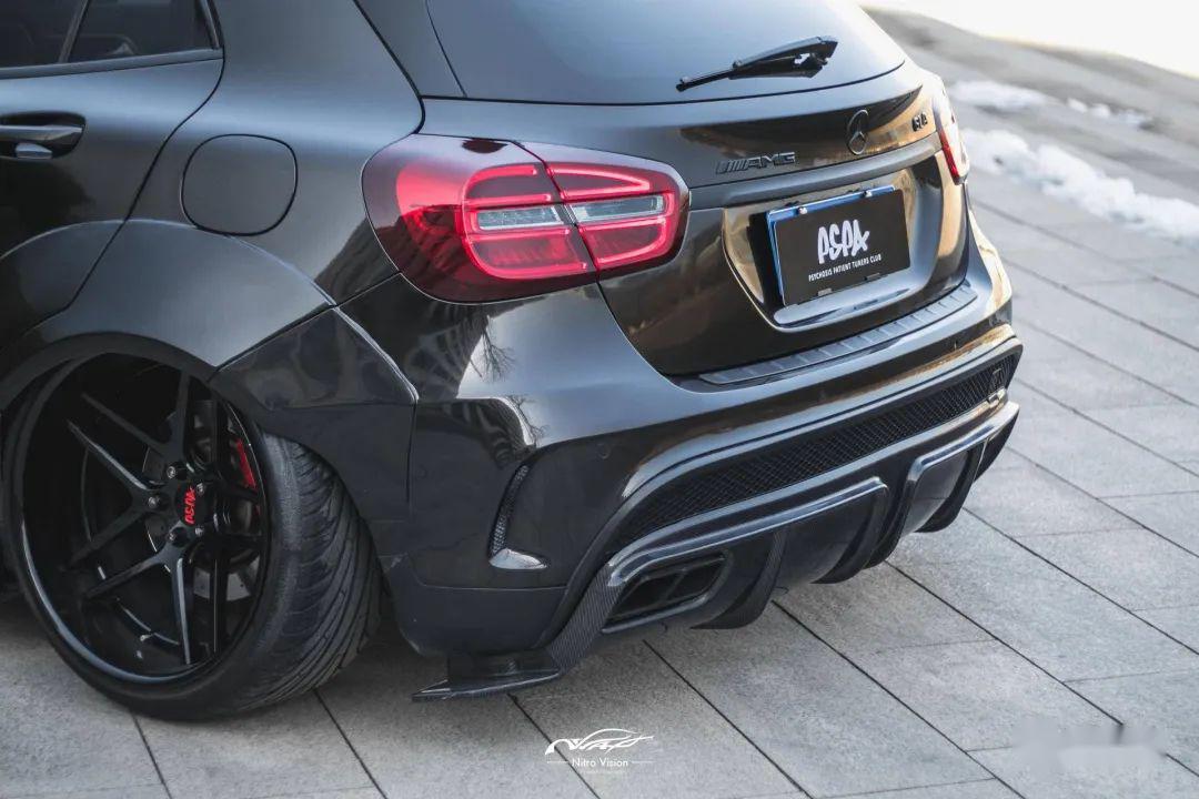 独一无二的黑武士奔驰 gla,光看车头你们错认成 a 级了吗?