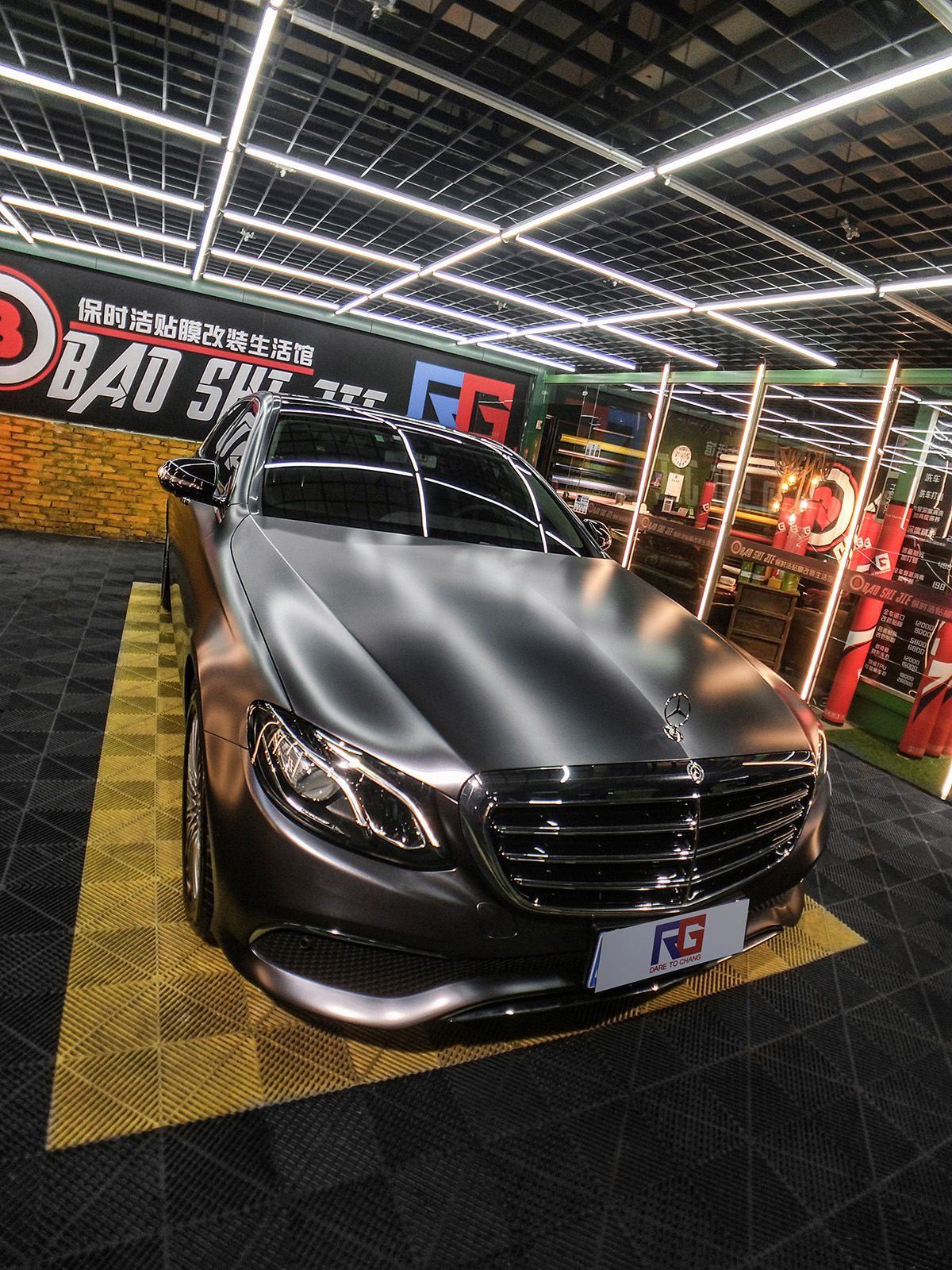 奔驰e300l车身改色电光太空灰rg瑞集改色膜陕西西安加盟店出品