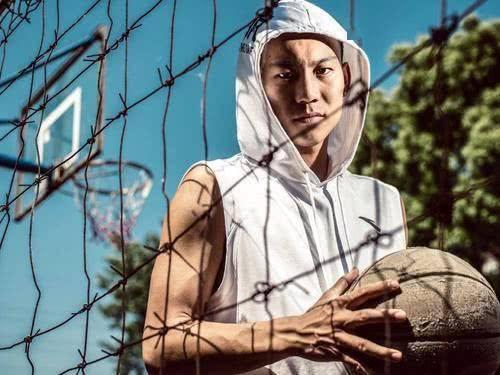 西热力江情商有多高直播中满分回答陷阱提问收获球迷称赞