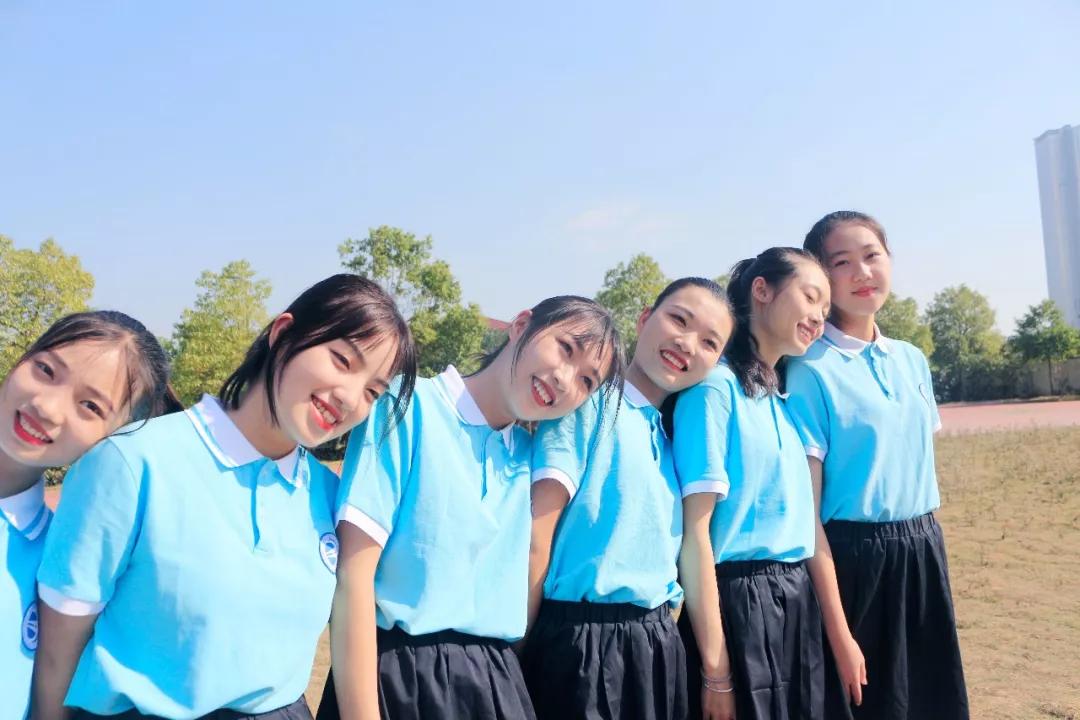 每周至少训练两次以上形体练习和礼仪知识,初期主要以培养新队员的