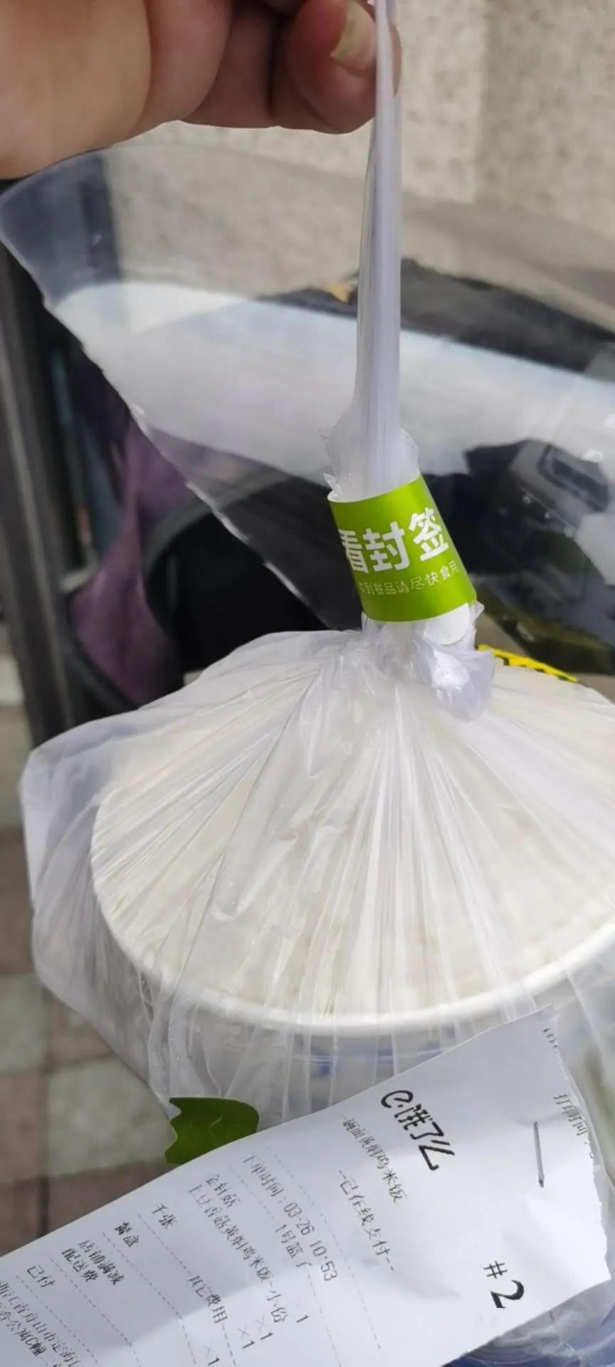 在打包好食物以外,还需要在外包装袋上贴好外卖封签,最后再交给外卖