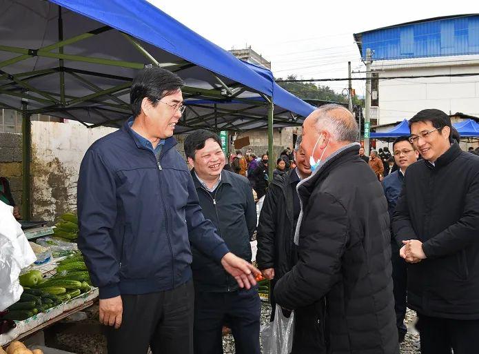 李炳军在崇义调研时强调大力发展富民产业不断改善城乡环境