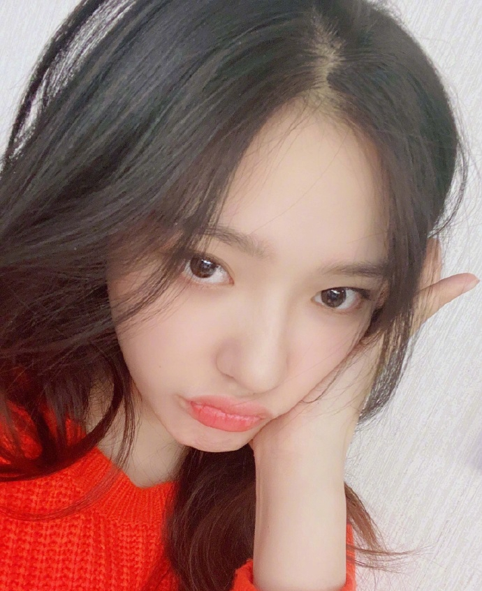 林允晒红色系穿搭自拍 妆容粉嫩捏脸卖萌显俏皮