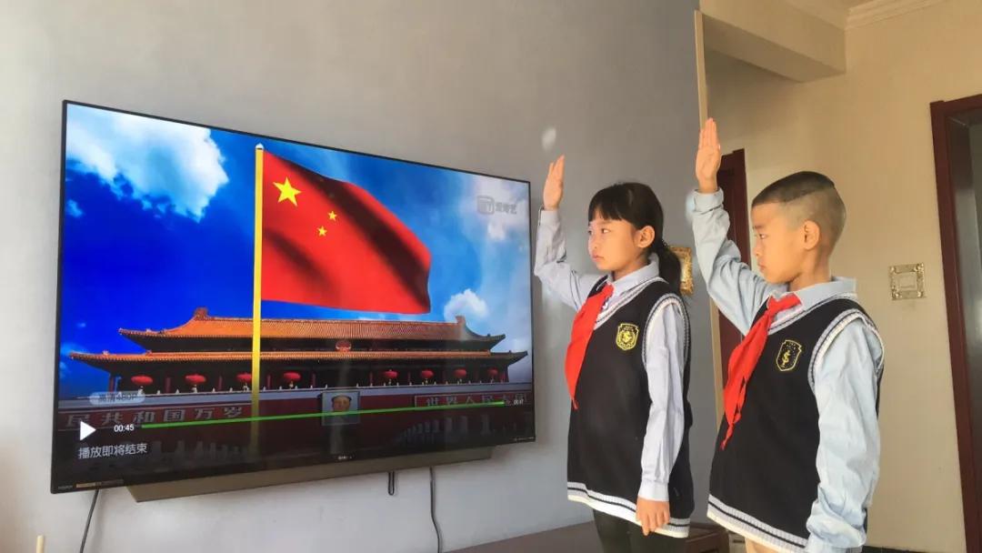 身在家中,一心向国_奏国歌