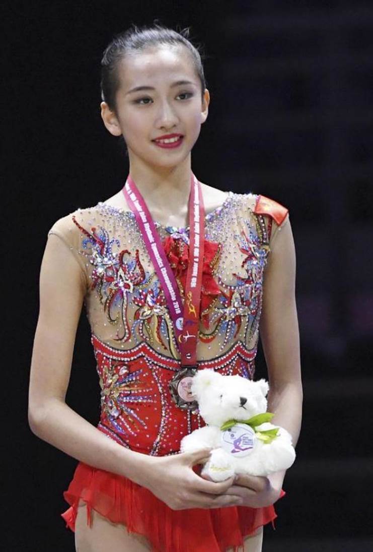 00后艺术体操小花,颜值不输张豆豆,化妆后神似关晓彤