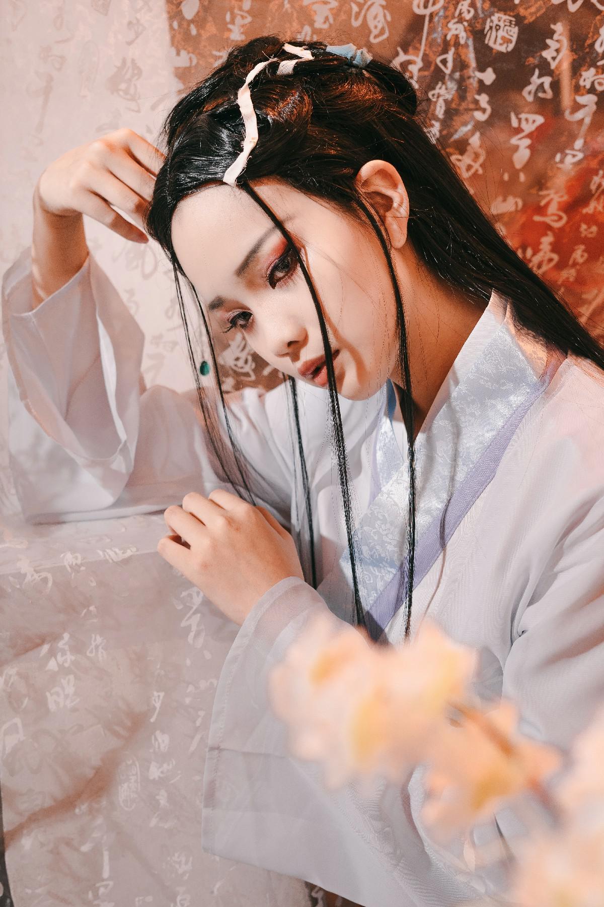 原创白蛇cos清纯中带点妩媚这个眼妆是化了多久