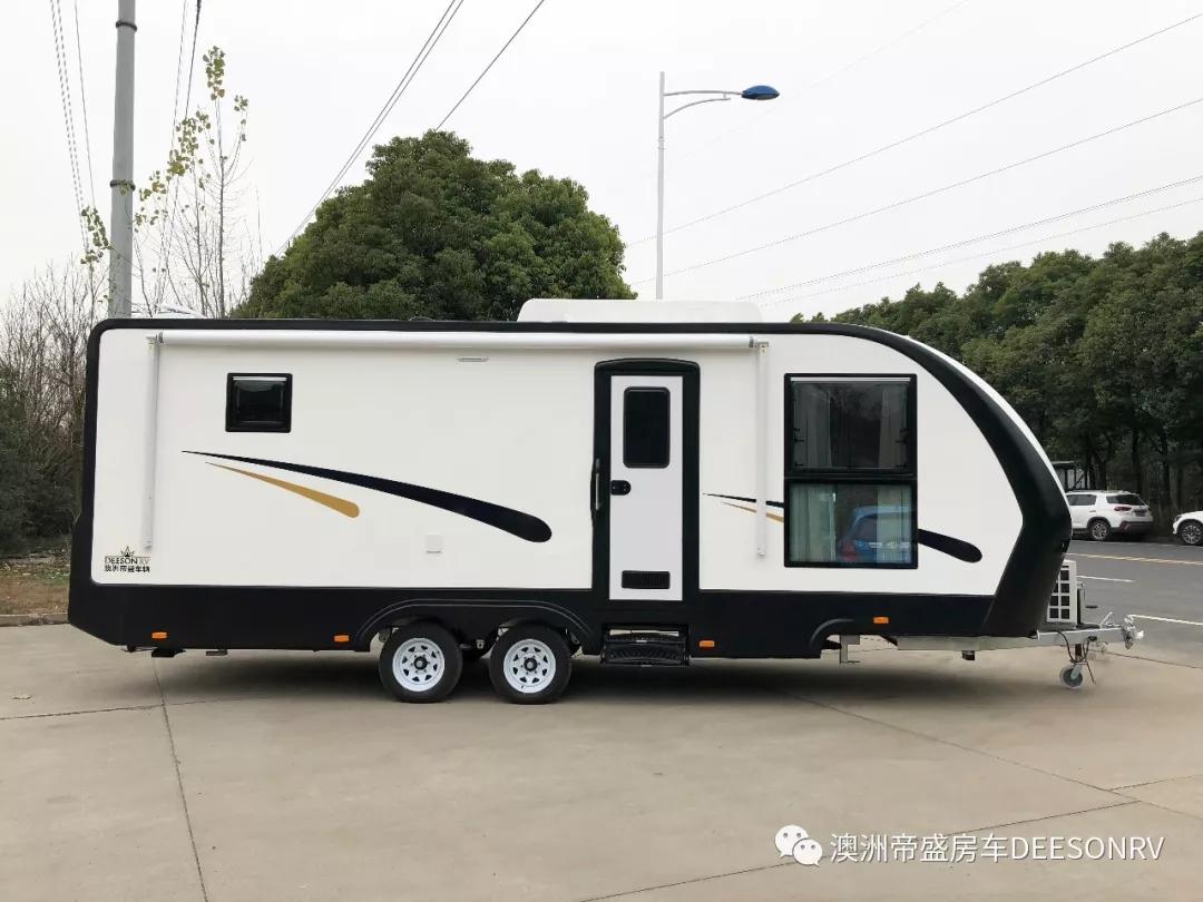 这款帝盛星盛9米房车星空款,车身外观采用基础色调为白色,附加黑色
