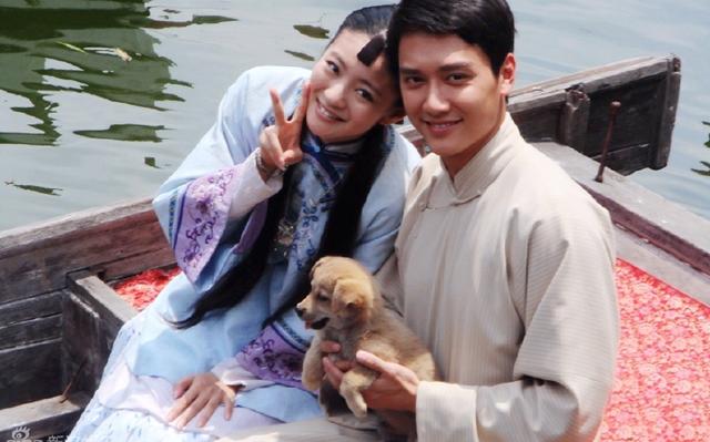 而当时冯绍峰呢,春风得意,跟安以轩搭戏,在里面演男一号.