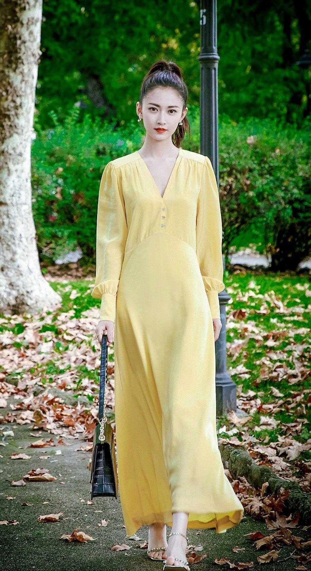 原创27岁陈钰琪真是气质女神穿一条鹅黄色的连衣裙秒变成初恋女友