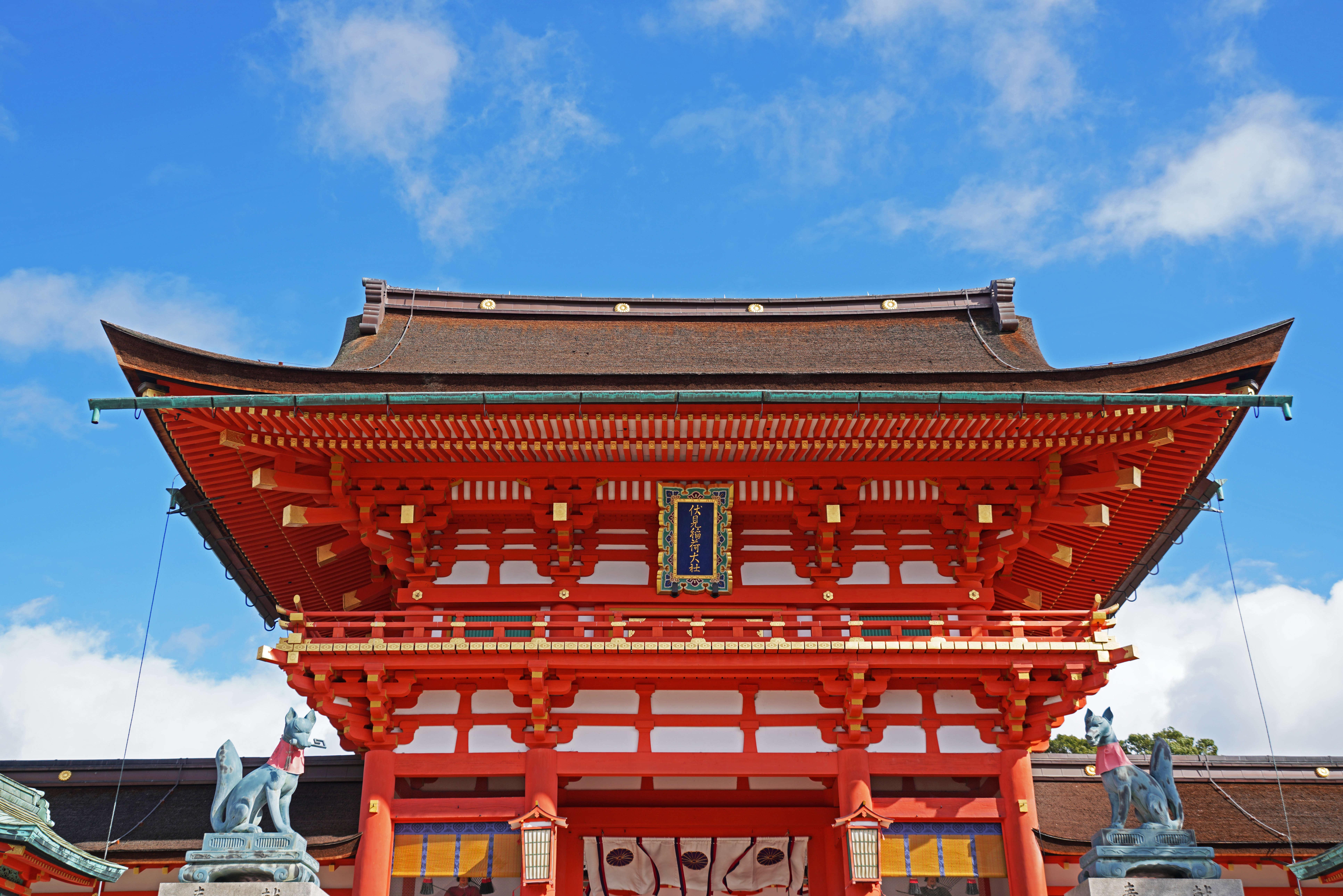 大多数人不知道的是,日本约有三分之一的神社都属于稻荷神社,而伏见稻