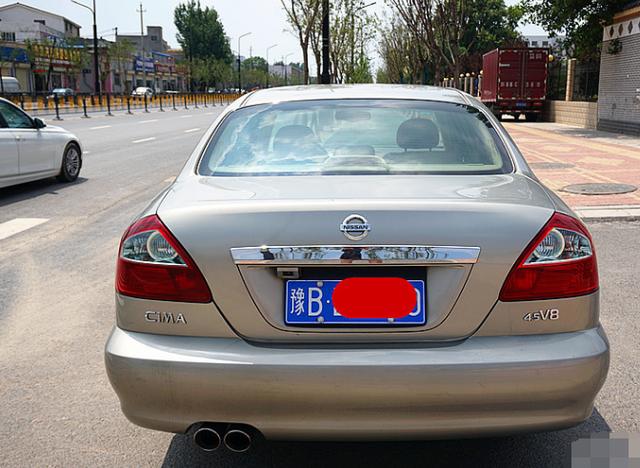 05年花80万买到的日产西玛如今仅值4万元河南老板晒出其座驾