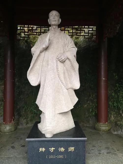 据史料记载,宋元丰二年(1079年),天竺寺主持辩才法师退居到狮峰山下的