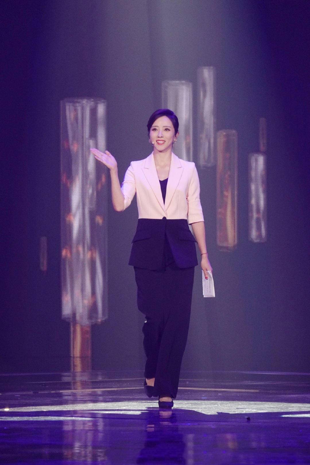 李思思穿西装气质沉稳,配高领衫显亲和,采访老兵梨花带雨惹人怜_节目