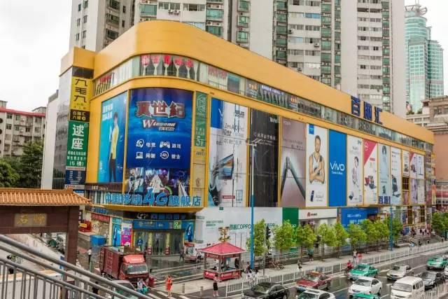 横沙城中村,走几步就是一间古私塾,大排档旁边就是中举纪念碑,巷子