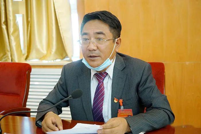 州委副书记,州长阿更登主持并讲话.