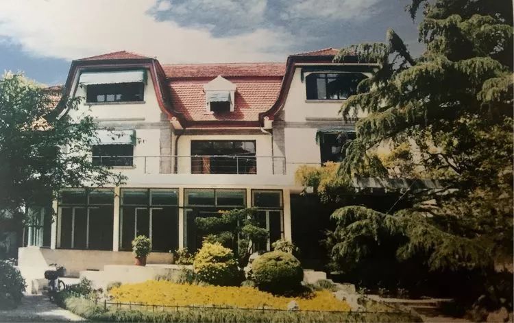 宋子文住宅位于岳阳路145号,是一幢荷兰乡村式花园洋房.