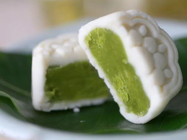 一枚茶糕,藏了20个龙井芽头,一口下去全是春天的味道