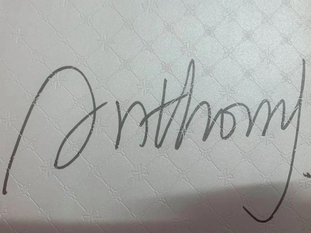 是12月23日拿到手的预定了的版本有尼尼的亲笔签名大概不能相信是2018