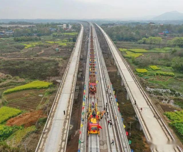 在安慶市茶嶺村合安高鐵鋪軌現場,鐵路有砟無砟一體式牽引車順利將正