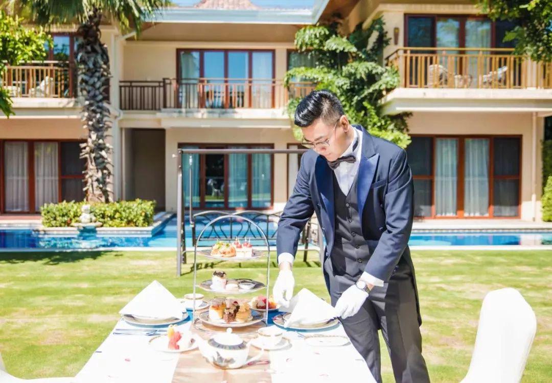 酒店110位别墅私人管家全部白金管家学院培训并认证,360度24小时全天