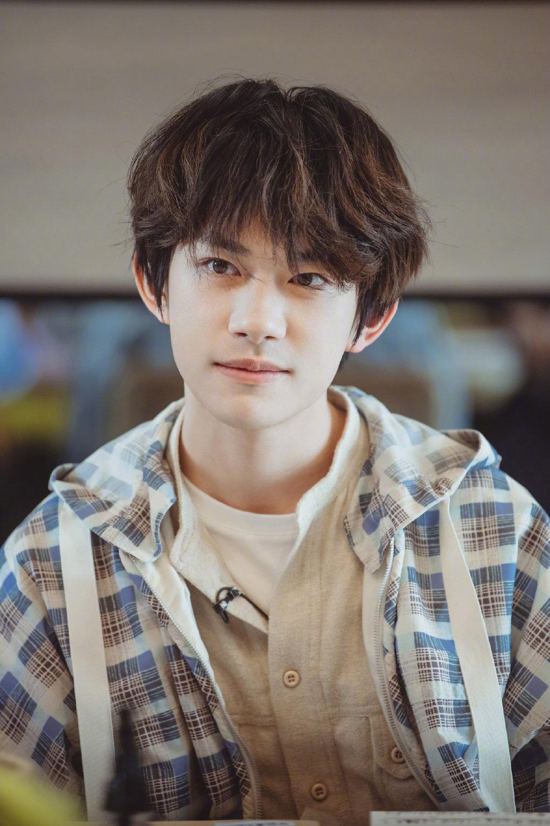 易烊千玺《朋友请听好》高清剧照合集,治愈的心情都来源于温暖的千玺