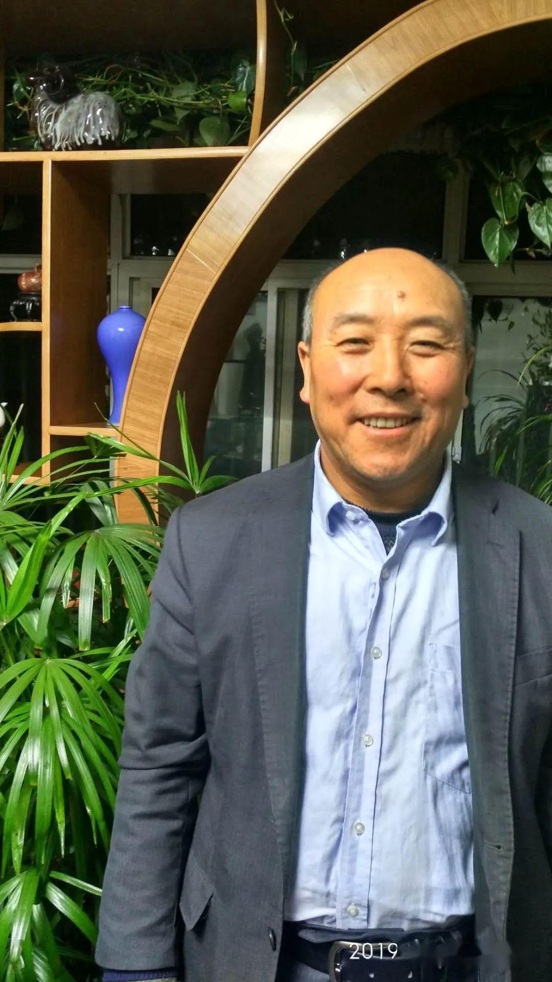 鱼三多,原名于立群,生活在北方边陲的一个美丽小镇,执业医师.