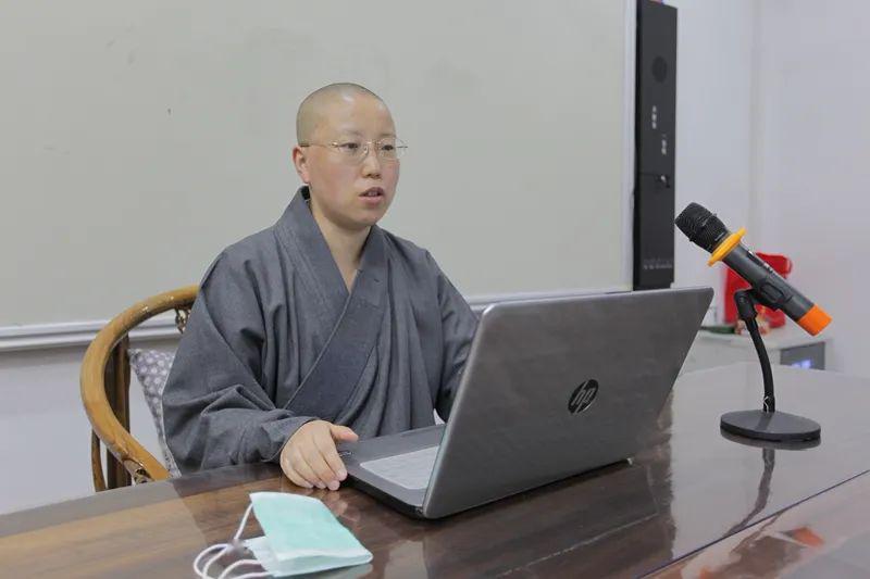 我寺监院慧吉法师首先向大家介绍了《条例》的立法必要性,起草背景及