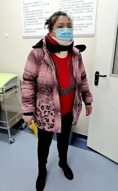 原创不能正眼看人其实这是病歪脖中年女子改斜归正重拾自信