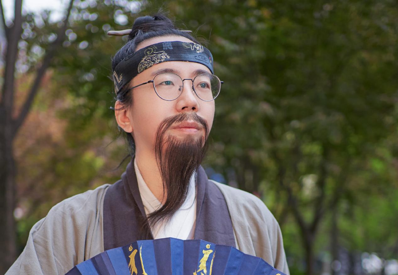 这位自称全真道士的人叫梁兴扬,是一位有着两百多万粉丝的网红,和传统