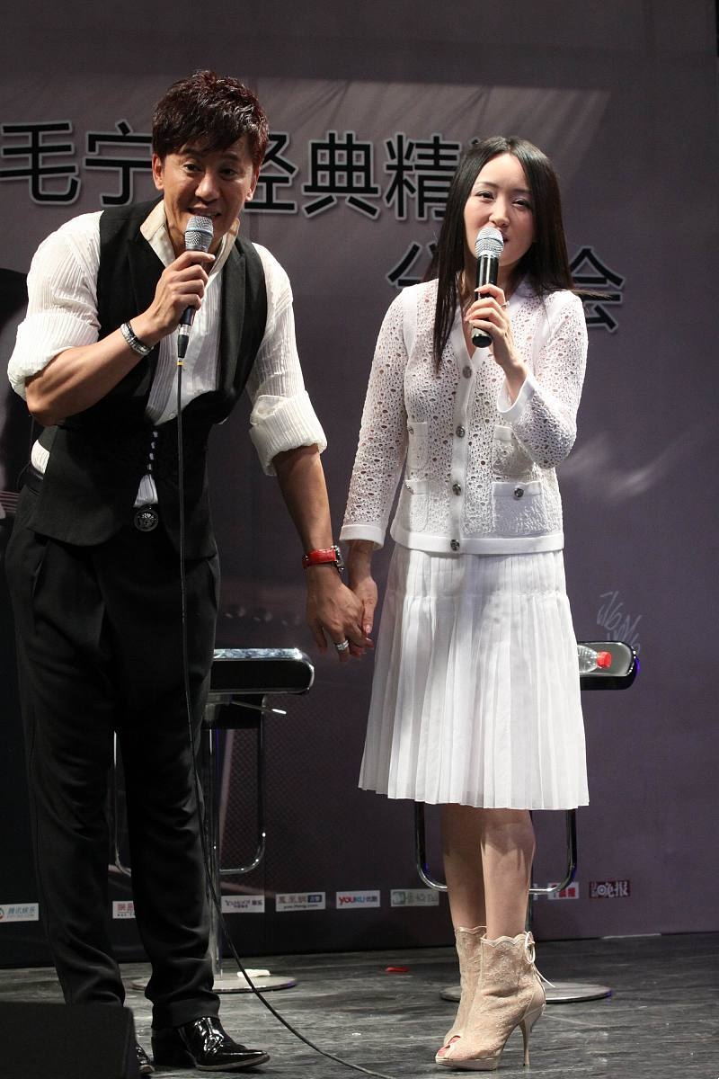 杨钰莹毛宁同框杨钰莹一袭白裙还是少女毛宁满脸痘印变爸爸辈