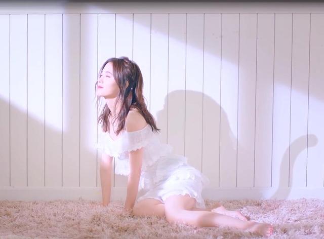 鞠婧祎:本应瑶池天上住,缘何下凡动人心!看到玉足,我好了