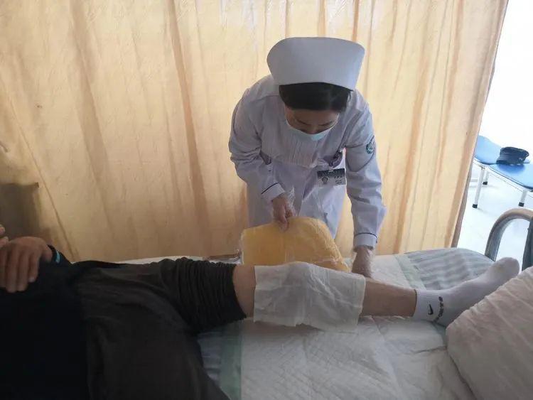 中药涂擦配合蜡疗将秘制中药配方通过热效应使局部组织受热,从而使药