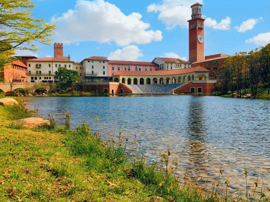 超美童话般的华为溪流背坡村