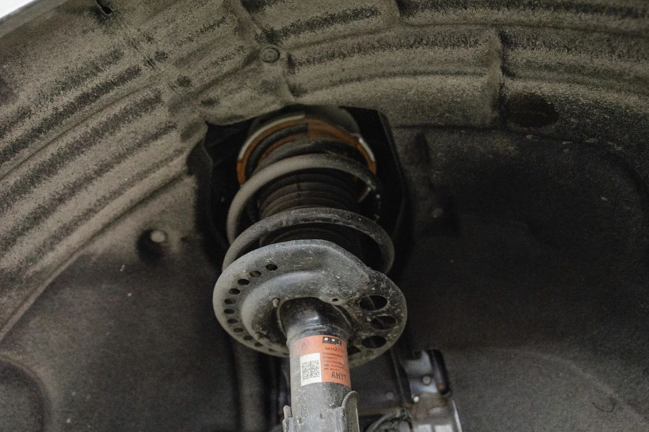 充满在这个减震器里的是一种我之前也没听说过的液体——"磁流变液"