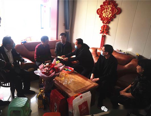 在烈士平亚琦家中,慰问组详细询问了平亚琦父母的身体状况和生活情况