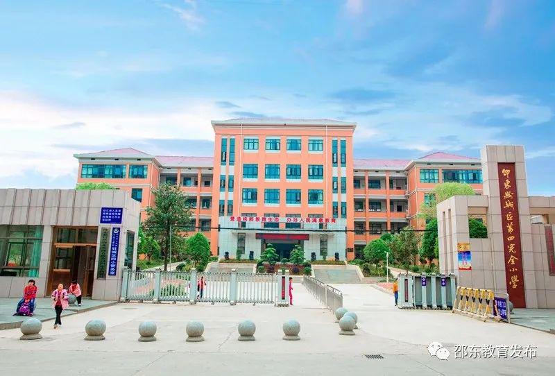 湖塘小学红墙黛瓦,湖塘小学的教学楼在微风中静谧而祥和干净整洁的楼